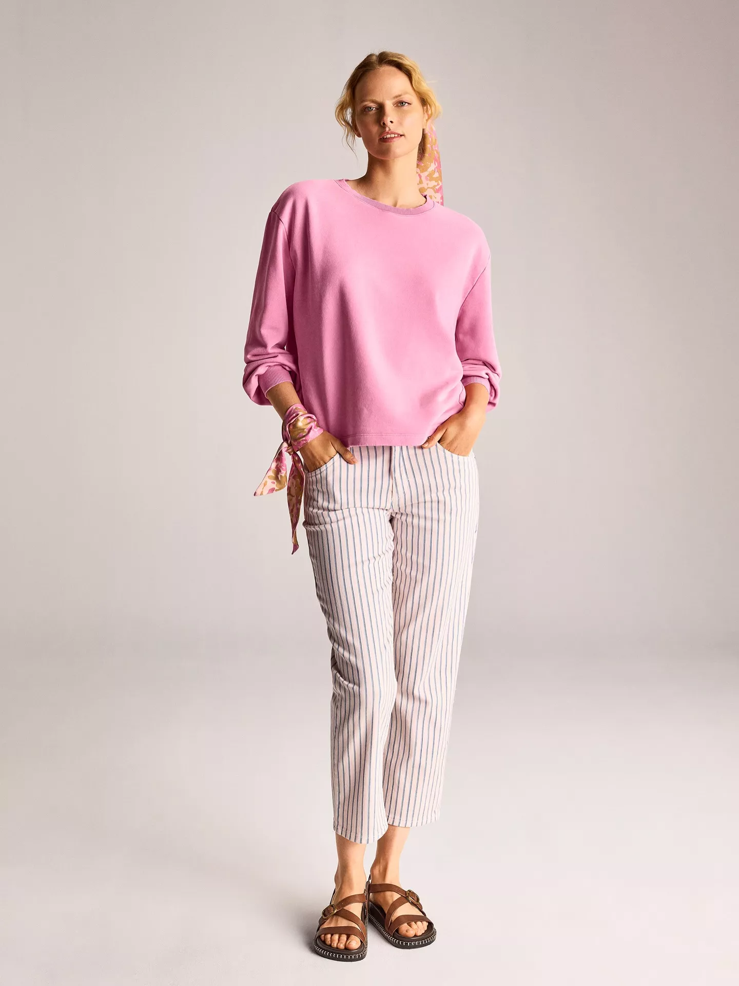 Frühling zum Anziehen.
Softes Pink trifft auf feine Streifen – und plötzlich fühlt sich alles ein bisschen leichter an.

#TONIFashion #SpringMood