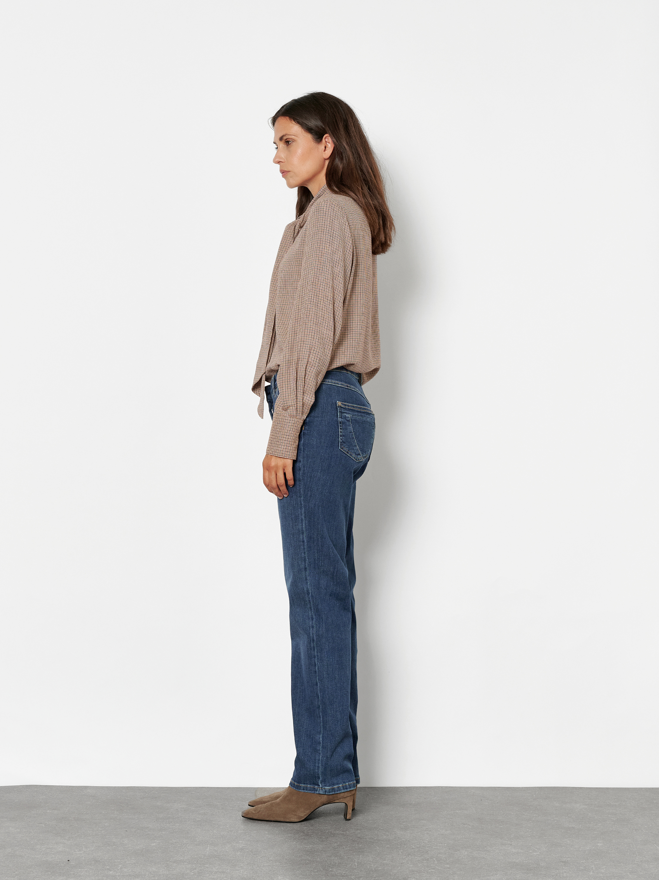 Womens jeans Honey in Dark Blue, casual stretch jeans, front view worn by model