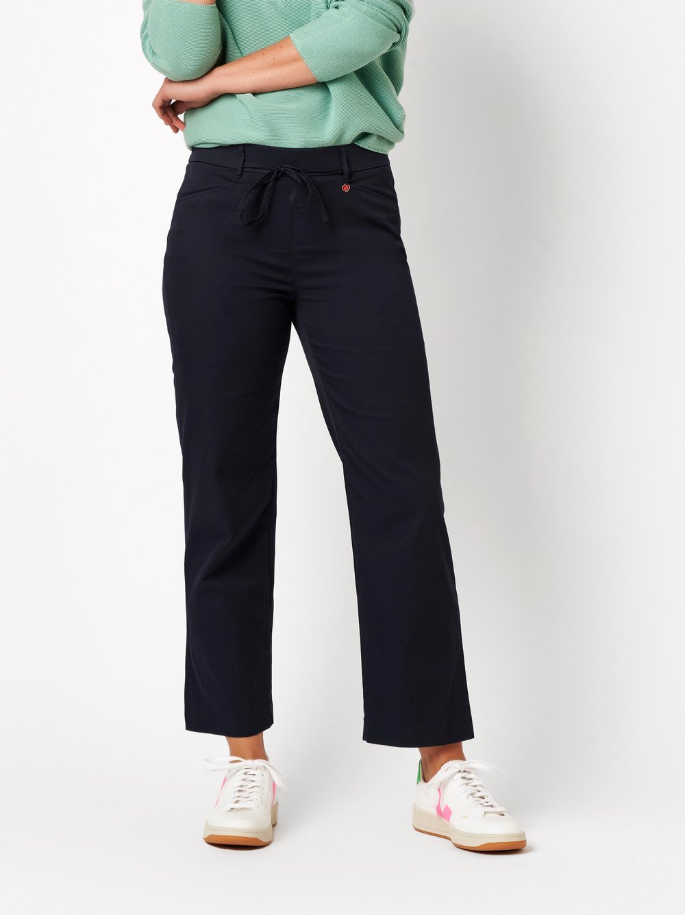 Damenhose Scarlet Wide 3/4 in dark blue, Weite 3/4-Hose, Frontansicht am Model getragen