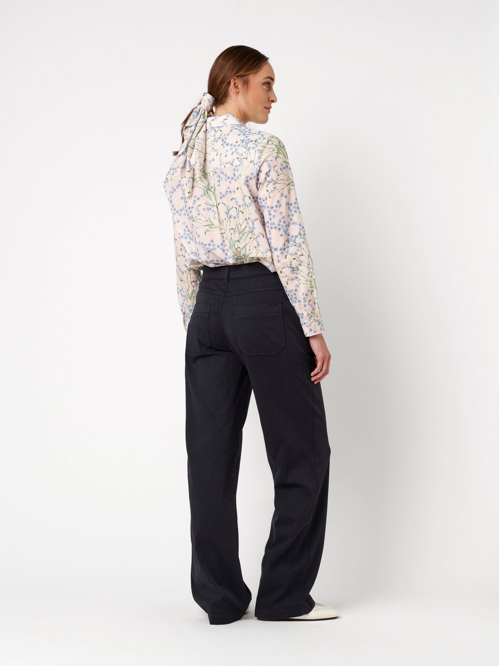 Damenhose Liv Wide in dark blue, Leichte Wide Leg Hose, Rueckansicht am Model getragen