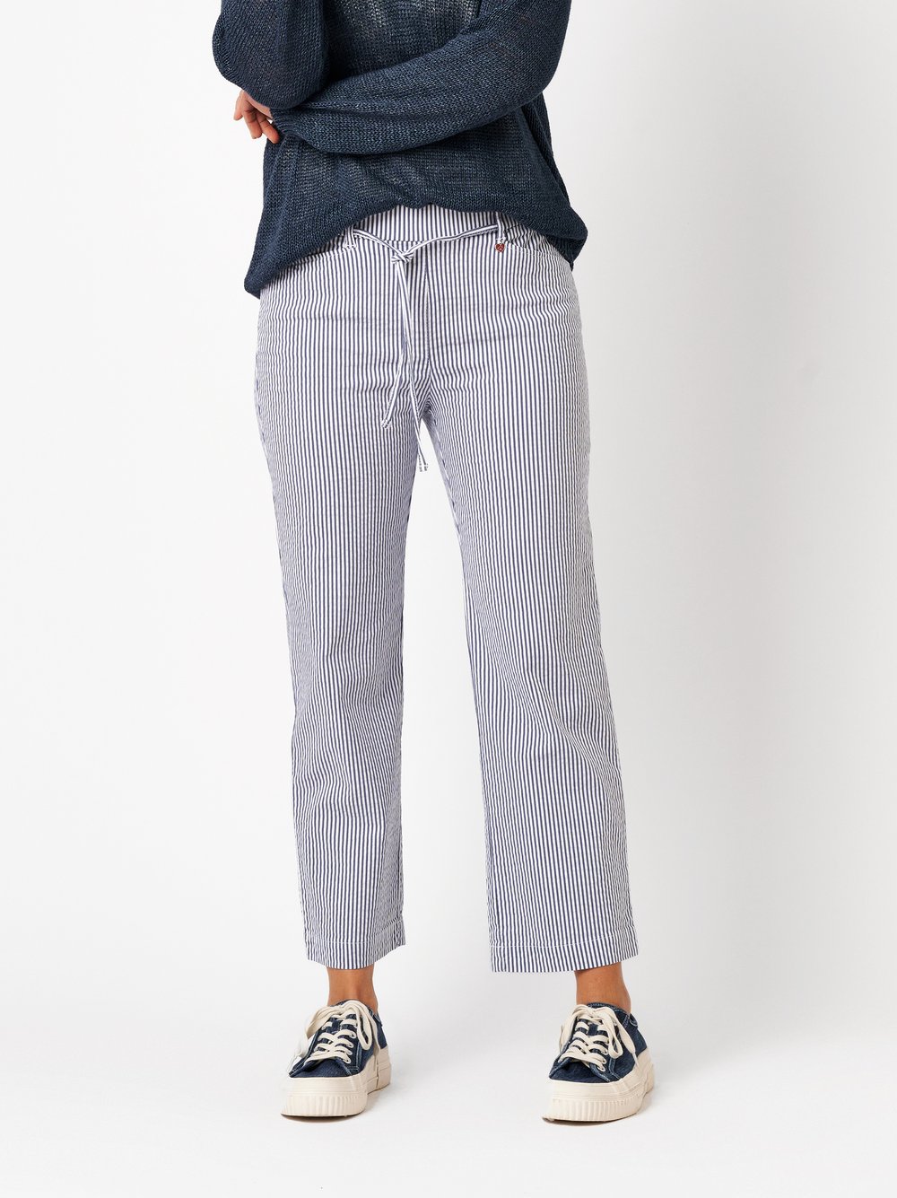 Damenhose Scarlet 3/4 in blue / white, Weite 3/4-Hose aus Seersucker, Frontansicht am Model getragen