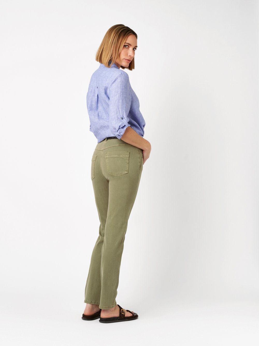 Damenjeans Be Loved in khaki, High Waist Jeans aus Colour Denim, Rueckansicht am Model getragen