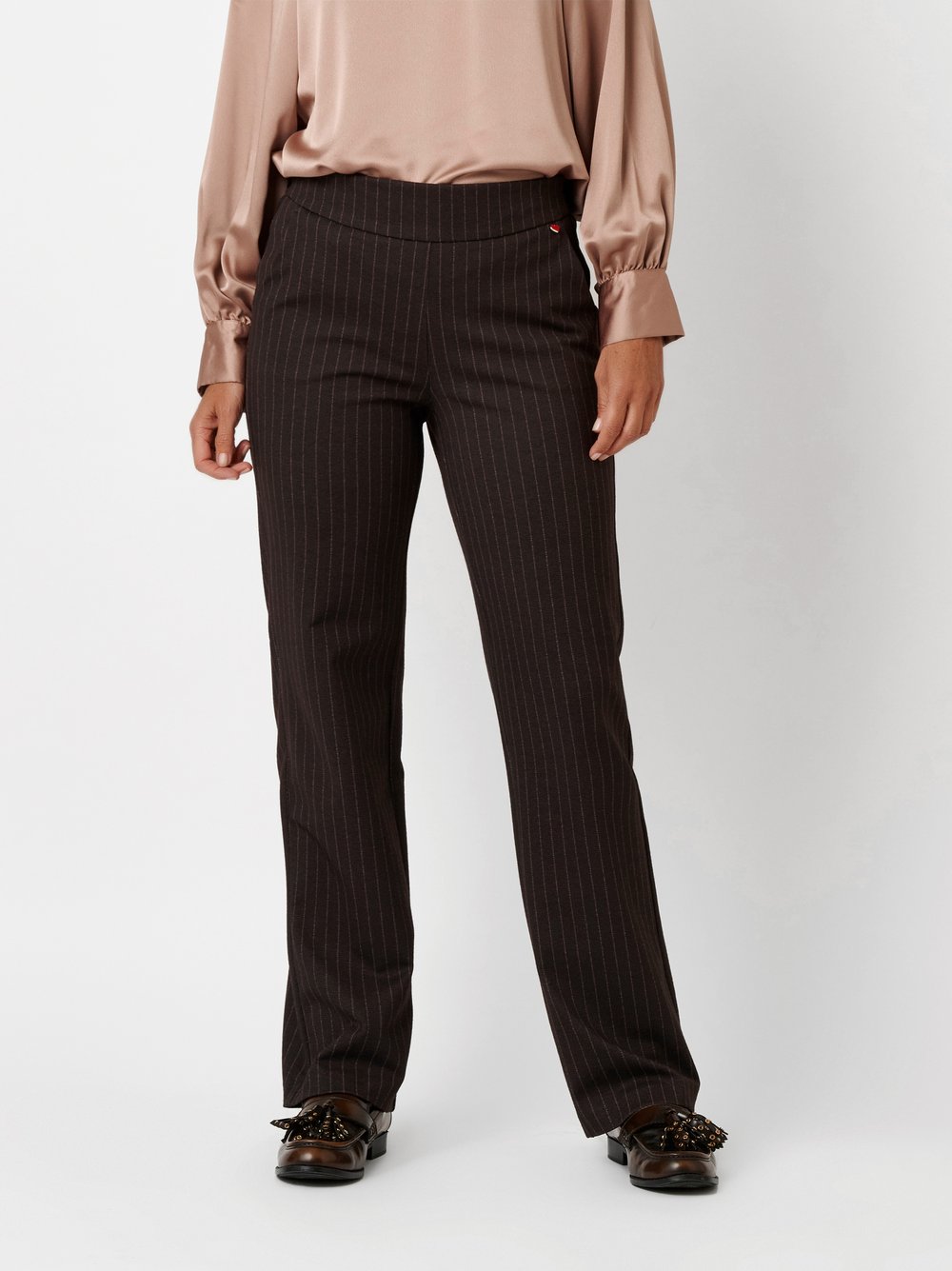Damenhose Scarlet Wide in Dunkelbraun, Weite Nadelstreifenhose, Frontansicht am Model getragen