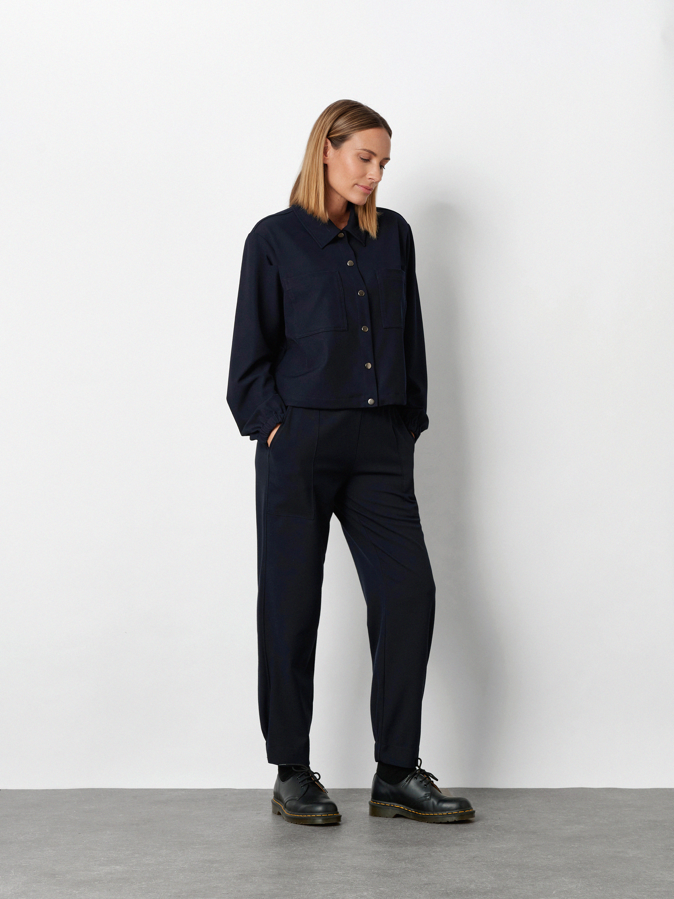 Womens trousers Sue Jogpants in Navy, modern gabardine jogpants, outfit view worn by model