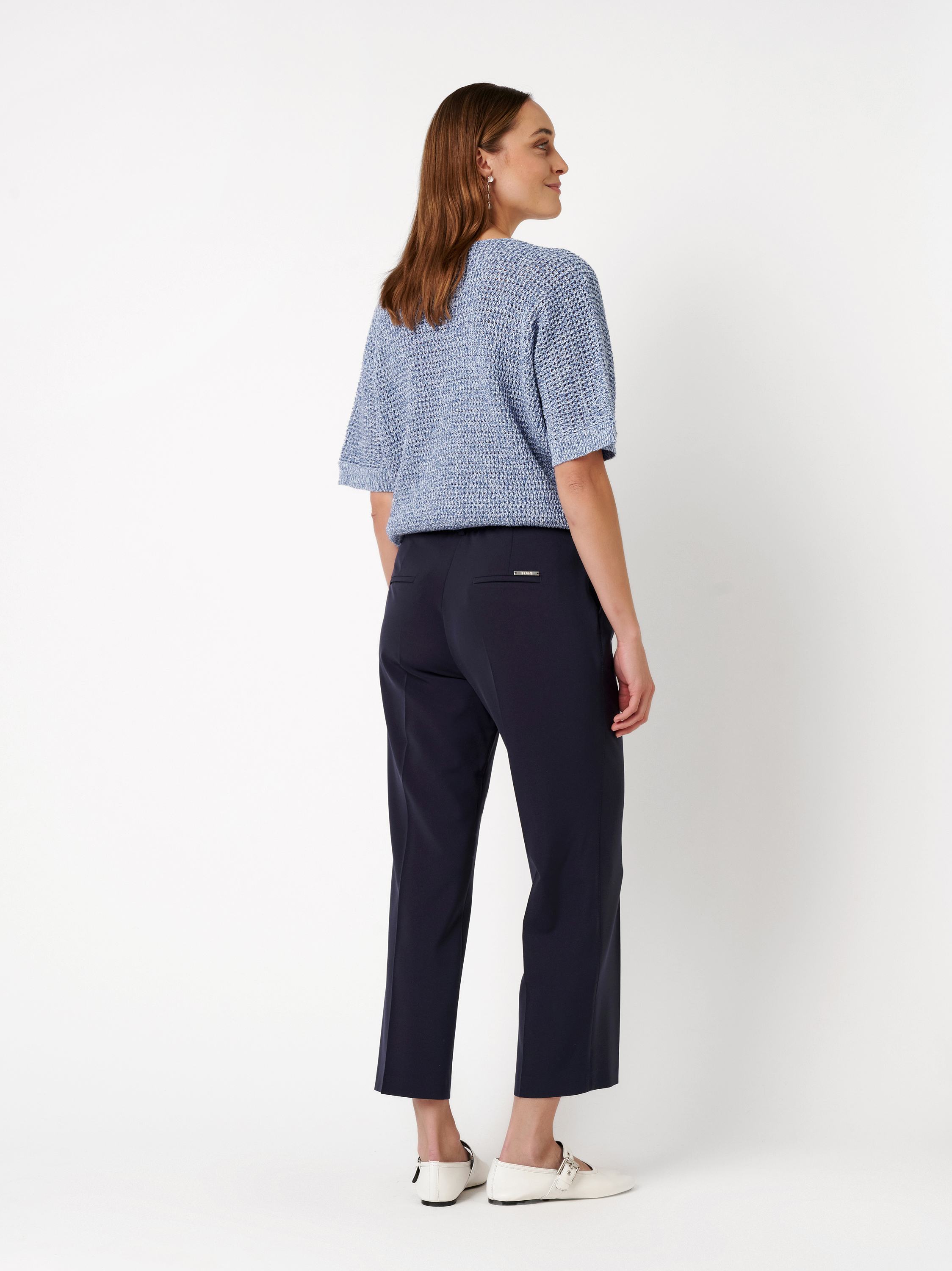Damenhose Jenny 7/8 in dark blue, elegante 7/8-Hose mit Guertel und Bundfalten, Rueckansicht am Model getragen