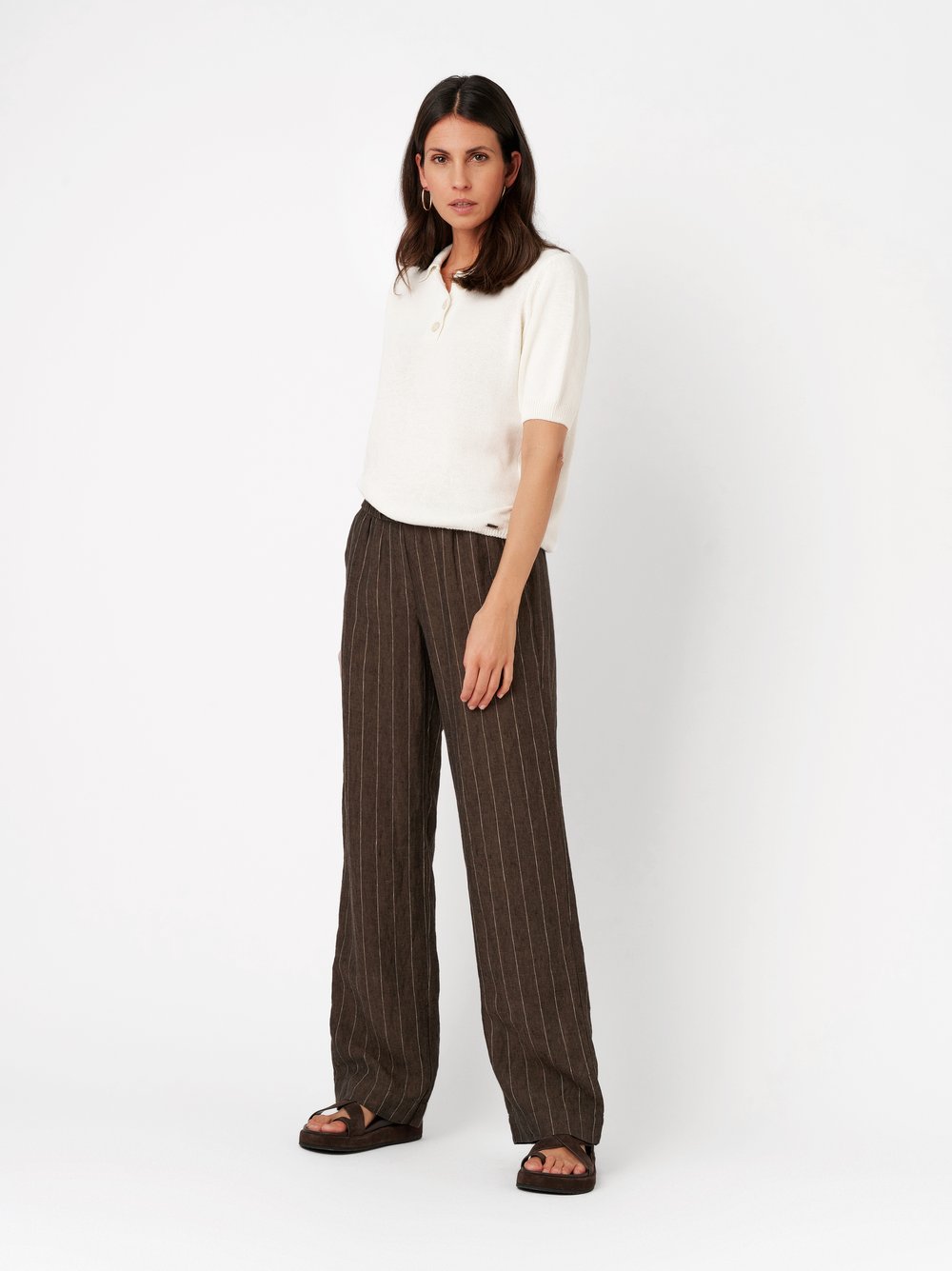 Damenhose Pia Wide in dark brown, Weite Leinenhose mit feinen Streifen, Outfitansicht am Model
