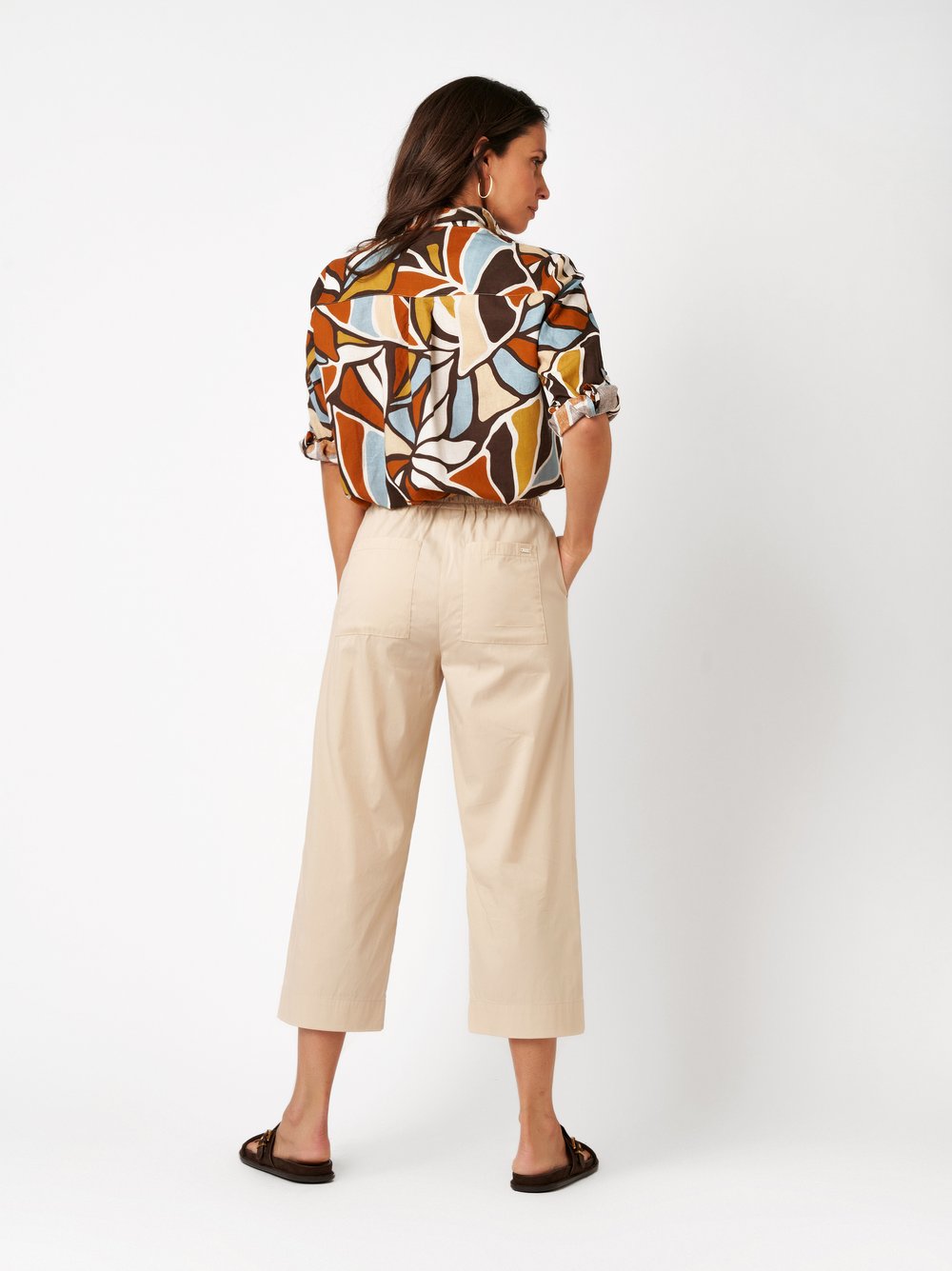 Damenhose Pia 3/4 in beige, Legere 3/4-Hose aus leichter Baumwolle, Rueckansicht am Model getragen