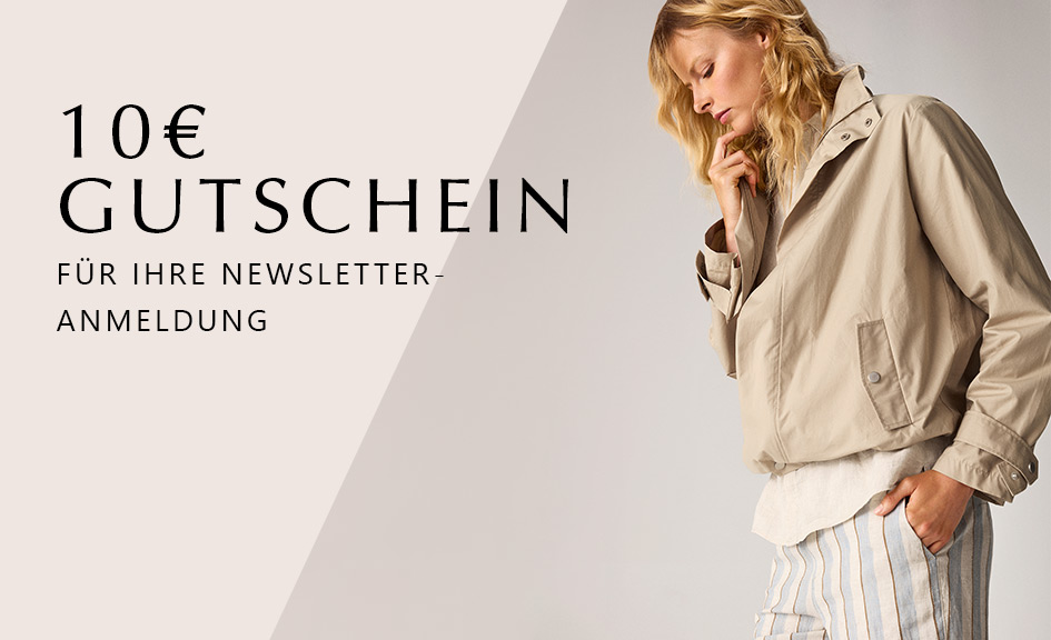Modell trägt helle Jacke zur gestreiften Hose – Teaser zur Newsletter-Anmeldung mit 10 € Gutschein von TONI