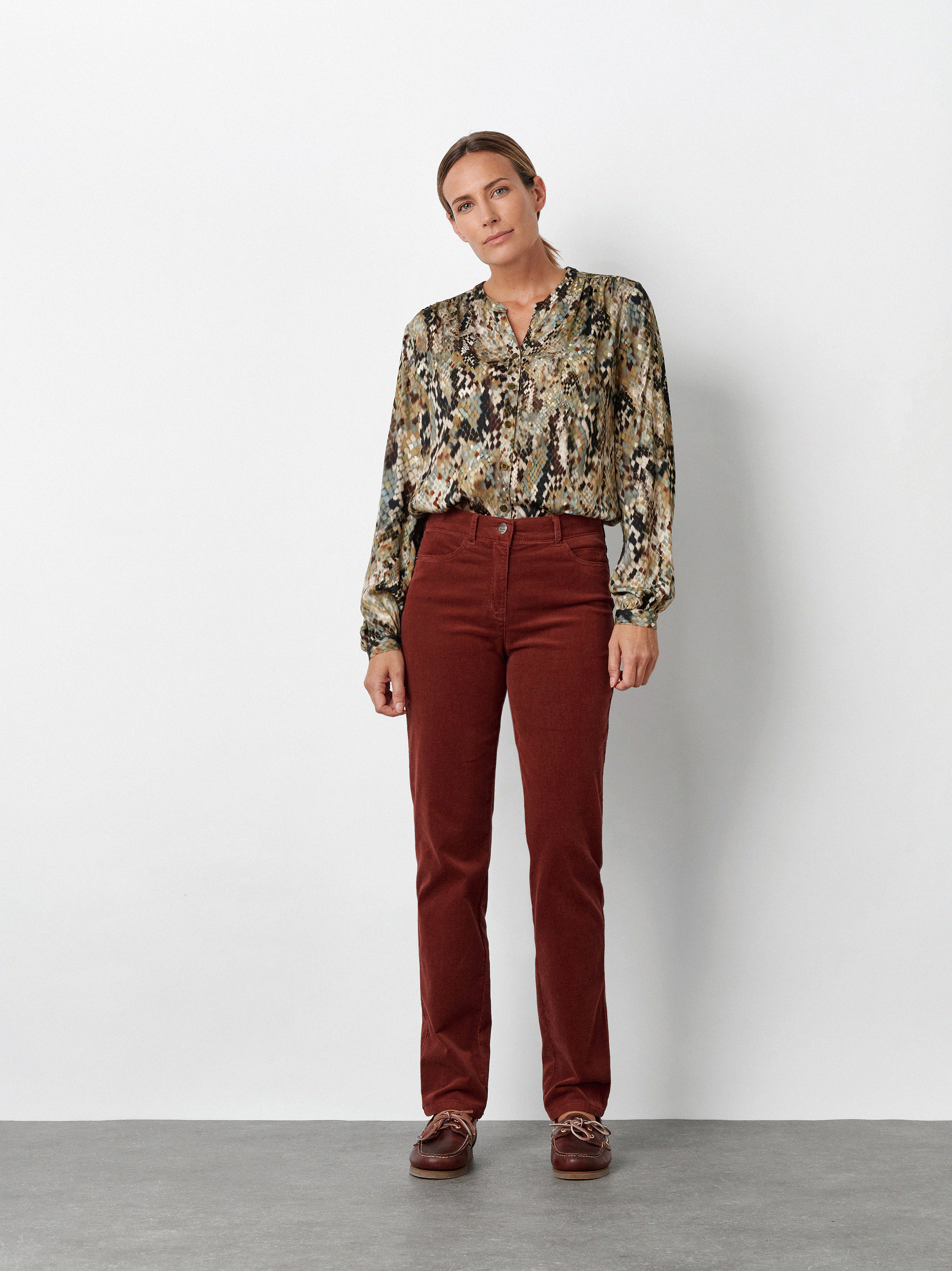 Damenhose Be Loved in Bordeaux, Cordhose mit hohem Bund, Outfitansicht am Model