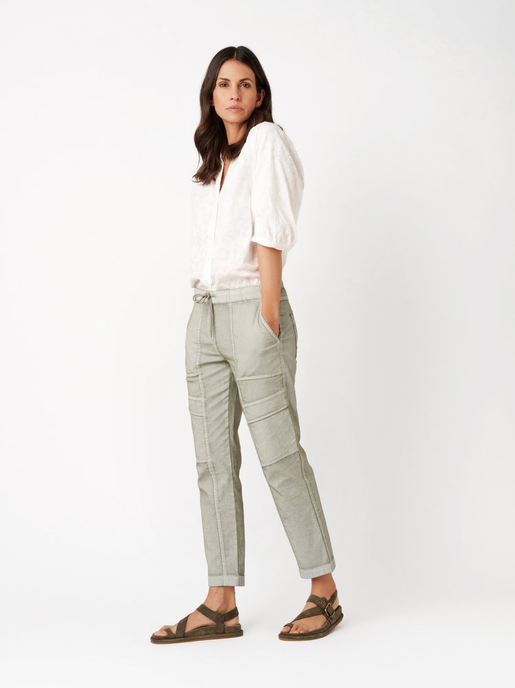 Damenhose Sue Cargo in light khaki, Jogpants im Cargo-Stil, Outfitansicht am Model