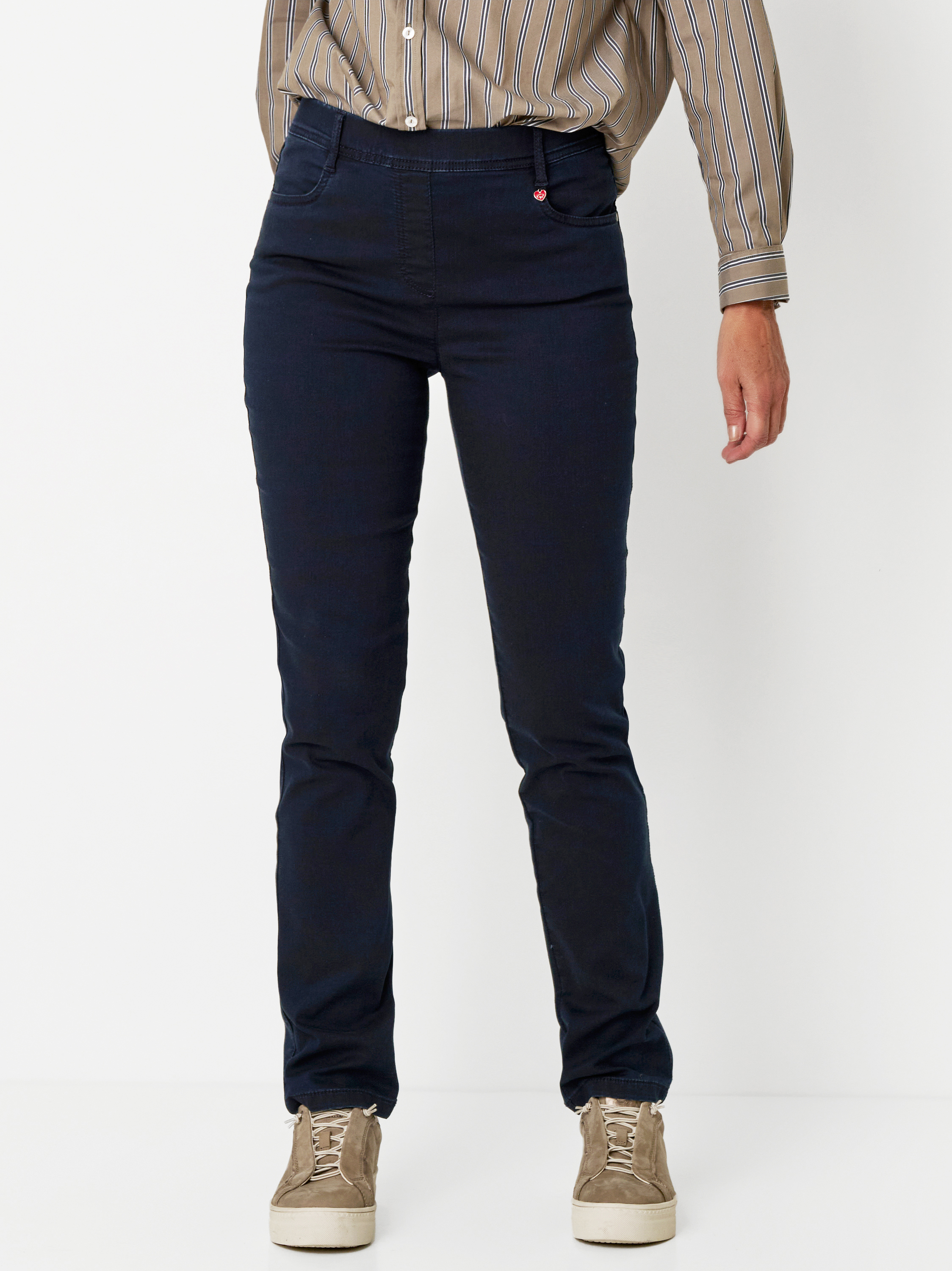 Damenhose Alice Slim in dark blue, Schlupfhose im 5-Pocket-Stil, Outfitansicht am Model