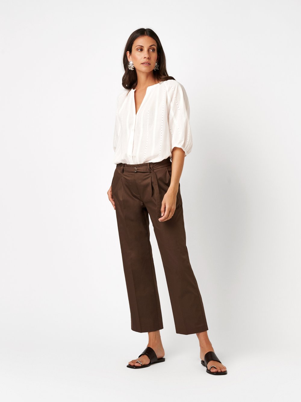 Damenhose Jenny 7/8 in dark brown, Moderne 7/8-Hose mit Bindeguertel, Outfitansicht am Model