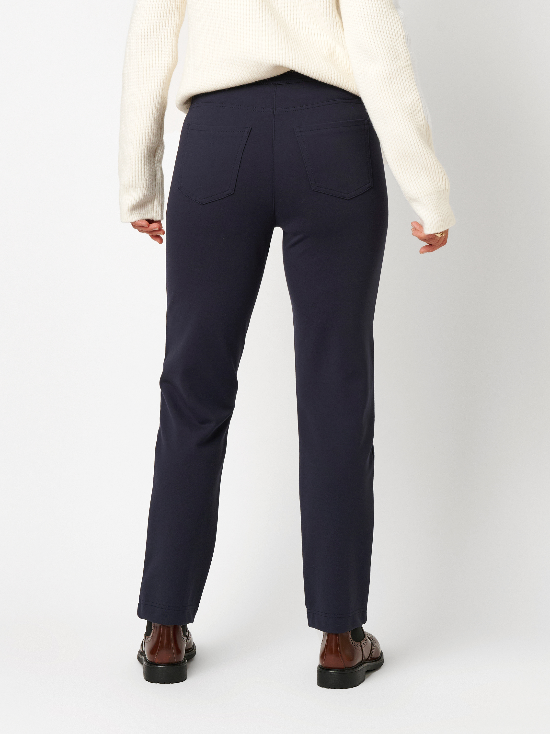 Damenhose Alice Slim in navy, Schlupfhose aus Jersey, Rueckansicht am Model getragen