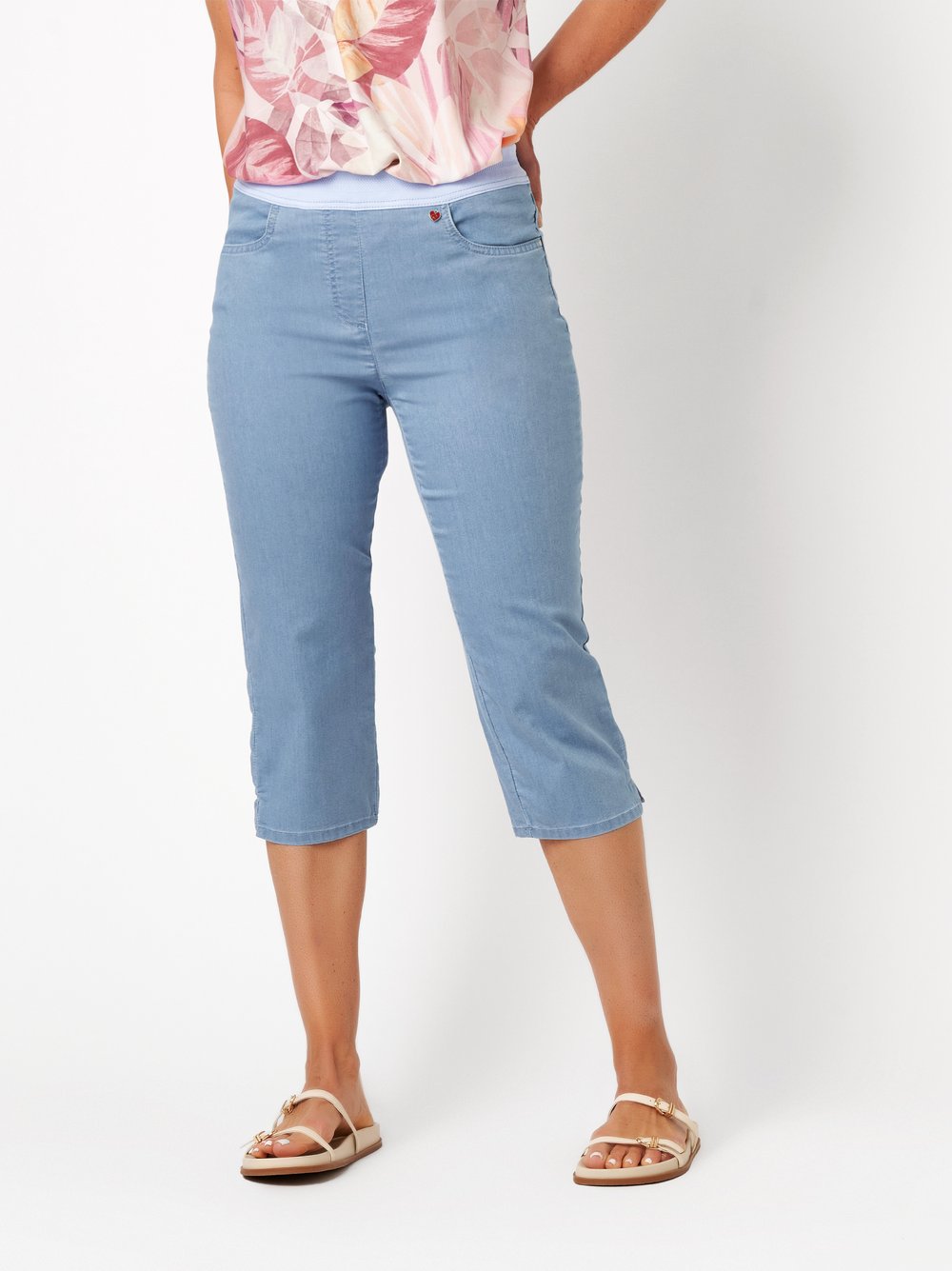 Damenhose My Darling Capri in light blue, Sommerliche Capri-Hose mit Jerseybund, Frontansicht am Model getragen