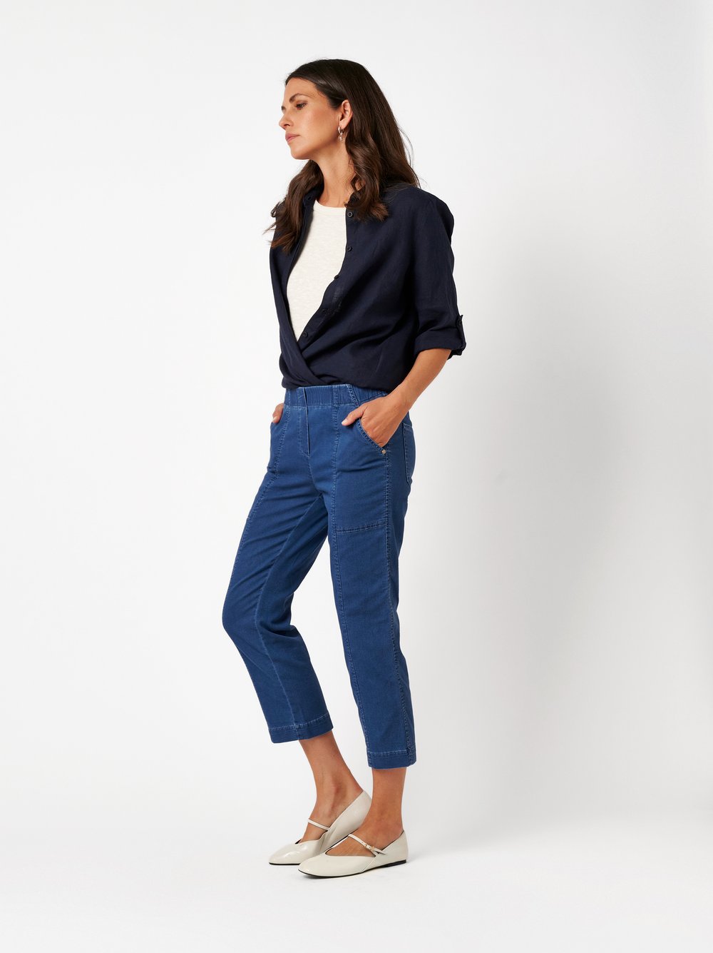 Damenhose Sue 3/4 in mid blue, Luftige 3/4-Jogpants mit Teilungsnaehten, Outfitansicht am Model