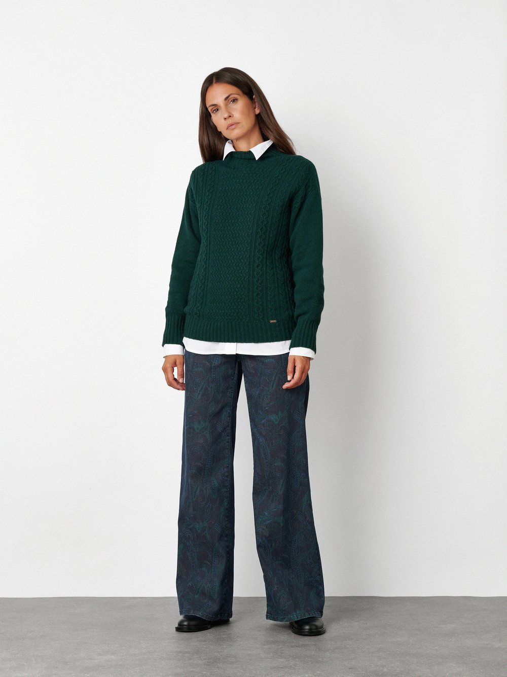 Damenjeans Jenny Palazzo in Marine/Gruen, wide-Leg Jeans mit Paisley-Print, Frontansicht am Model getragen