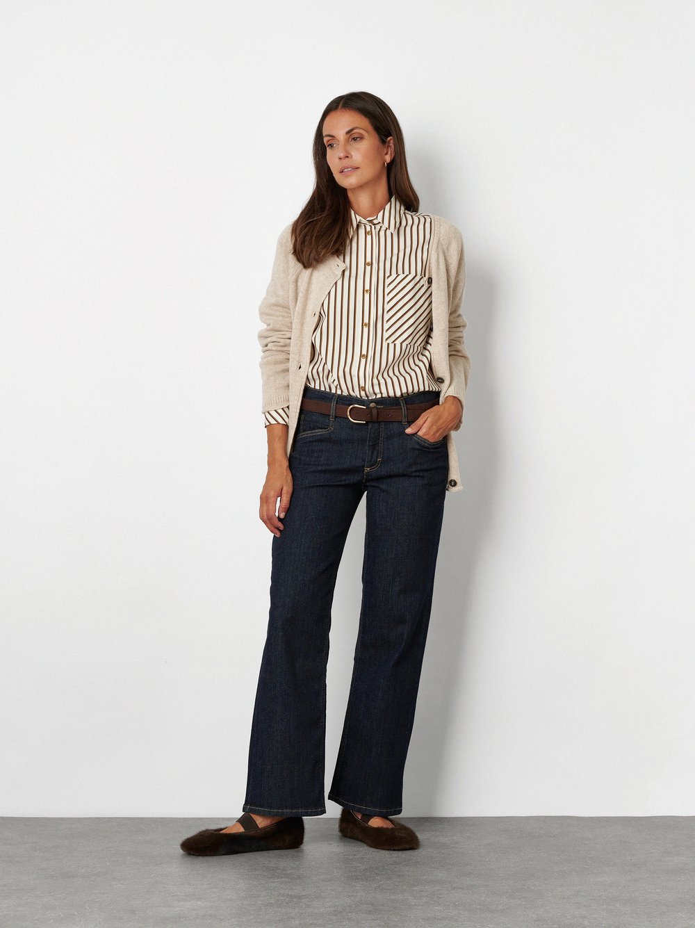 Damenjeans Liv Straight in Rinsed Blue, straight-Fit Jeans, Outfitansicht am Model