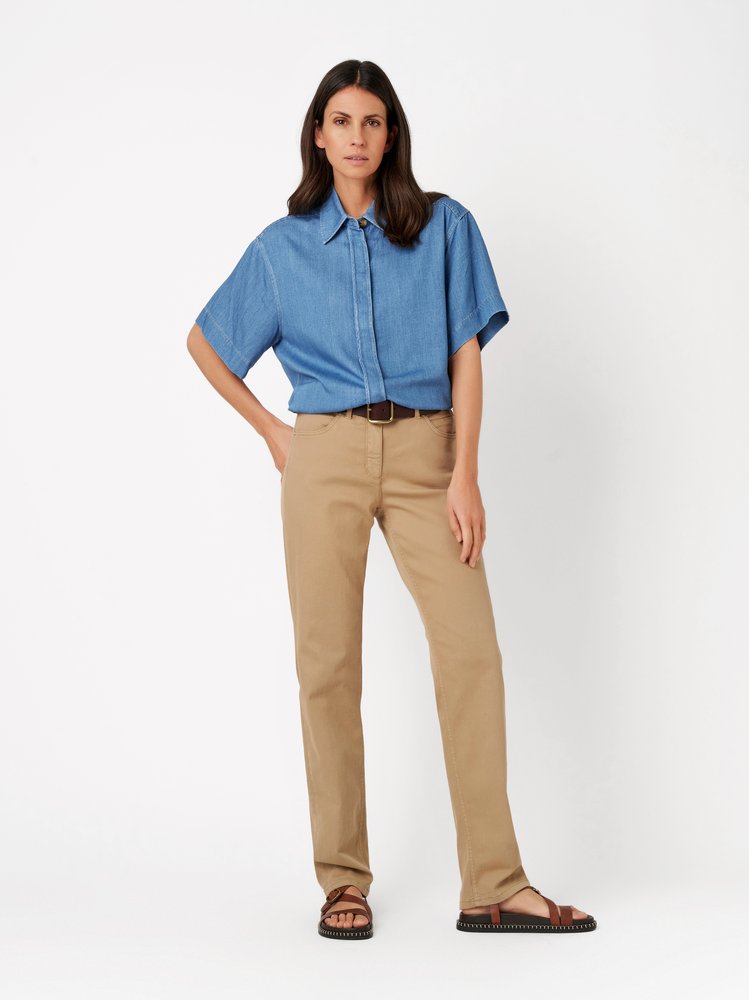 Damenjeans Honey in light brown, entspannte Jeans aus Stretch-Denim, Outfitansicht am Model