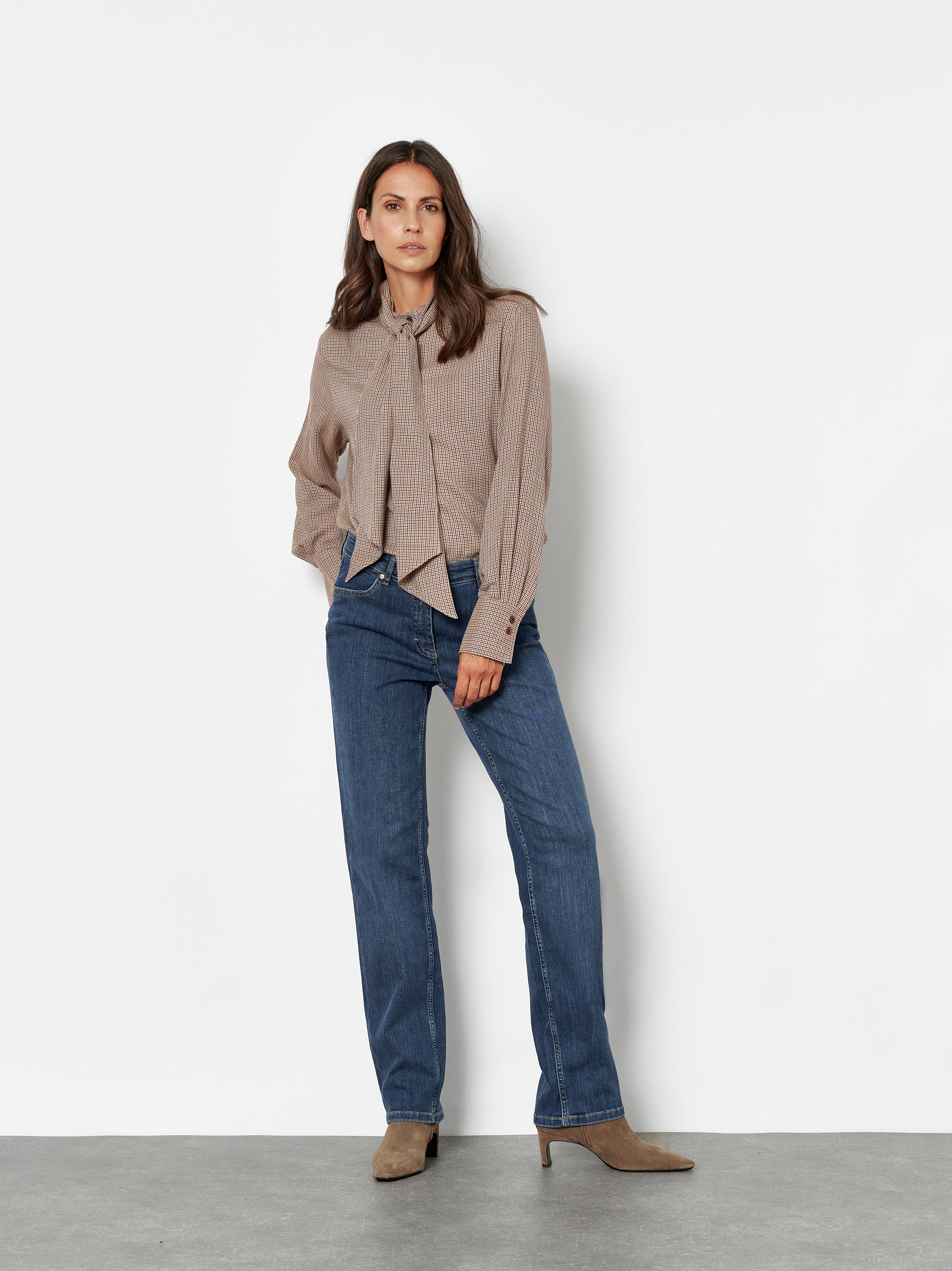 Damenjeans Honey in Dark Blue, Entspannte Jeans aus Stretch-Denim, Outfitansicht am Model