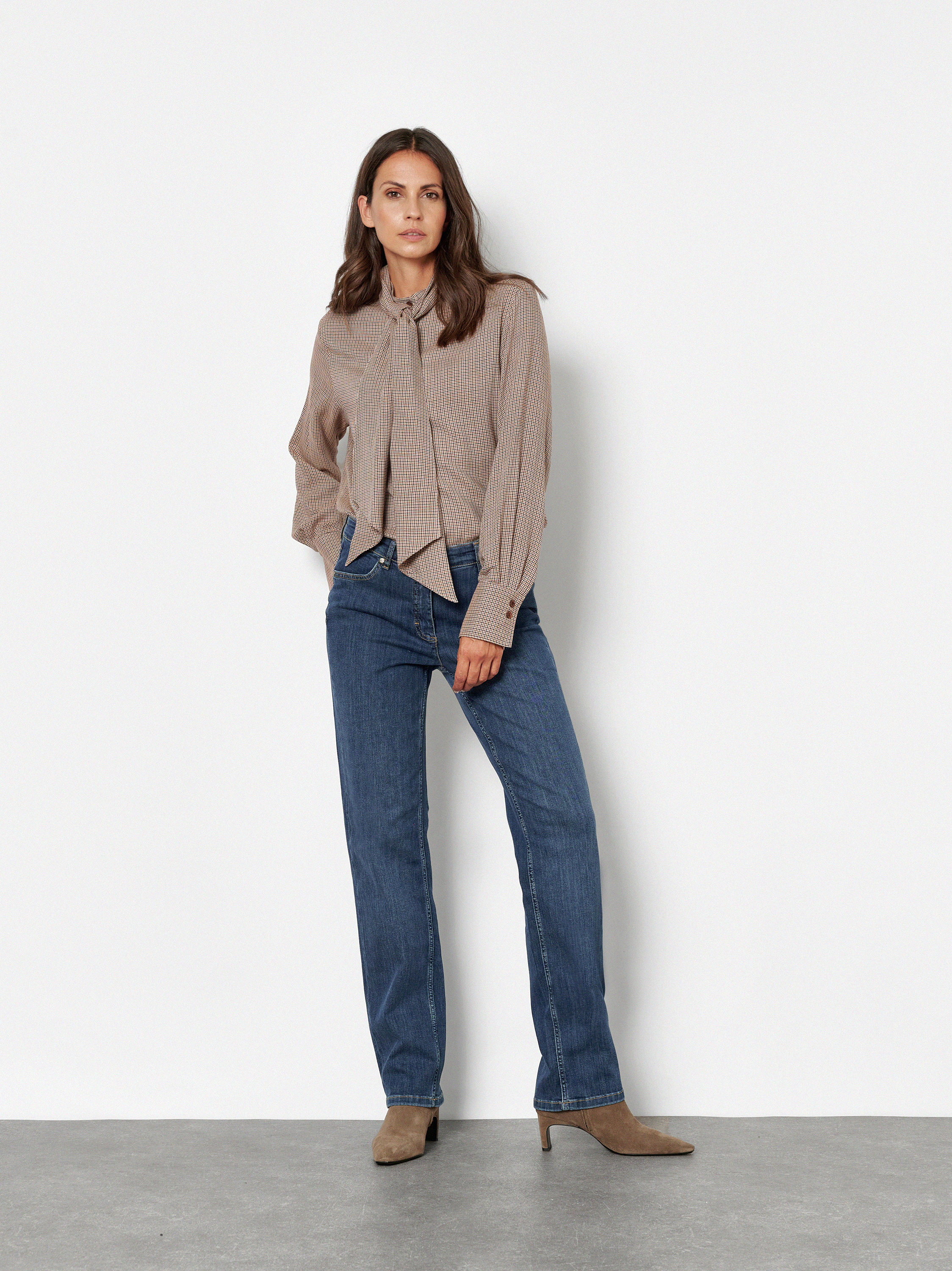 Damenjeans Honey in Dark Blue, Entspannte Jeans aus Stretch-Denim, Outfitansicht am Model