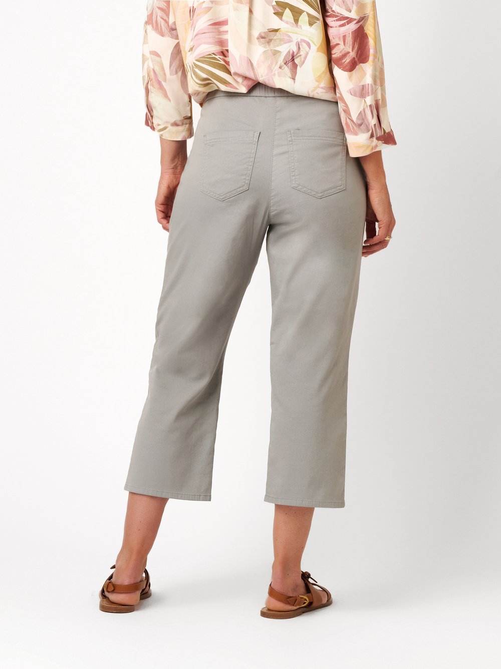 Womens trousers Scarlet 3/4 in light khaki, relaxed 3/4-length trousers with a pull-on waistba, back view worn by model