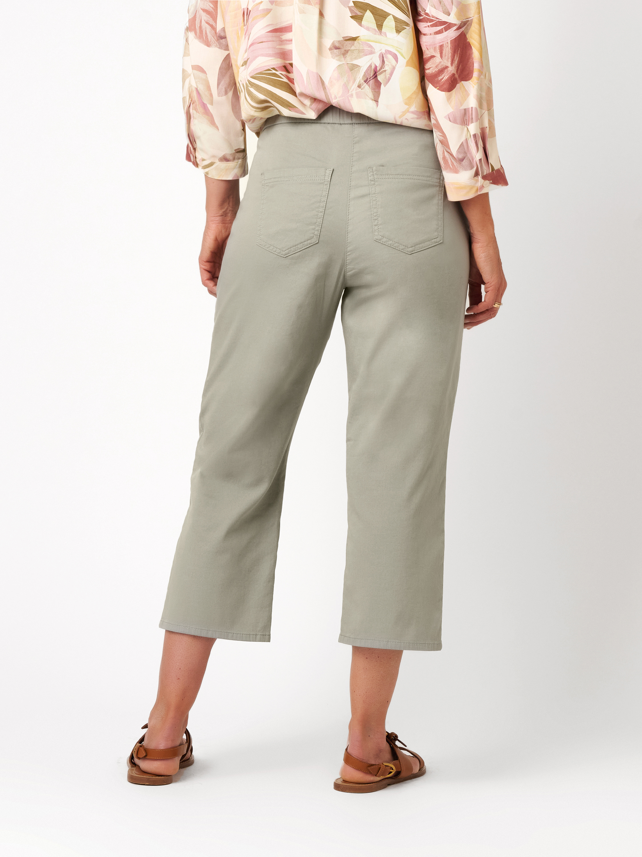Womens trousers Scarlet 3/4 in light khaki, relaxed 3/4-length trousers with a pull-on waistba, back view worn by model