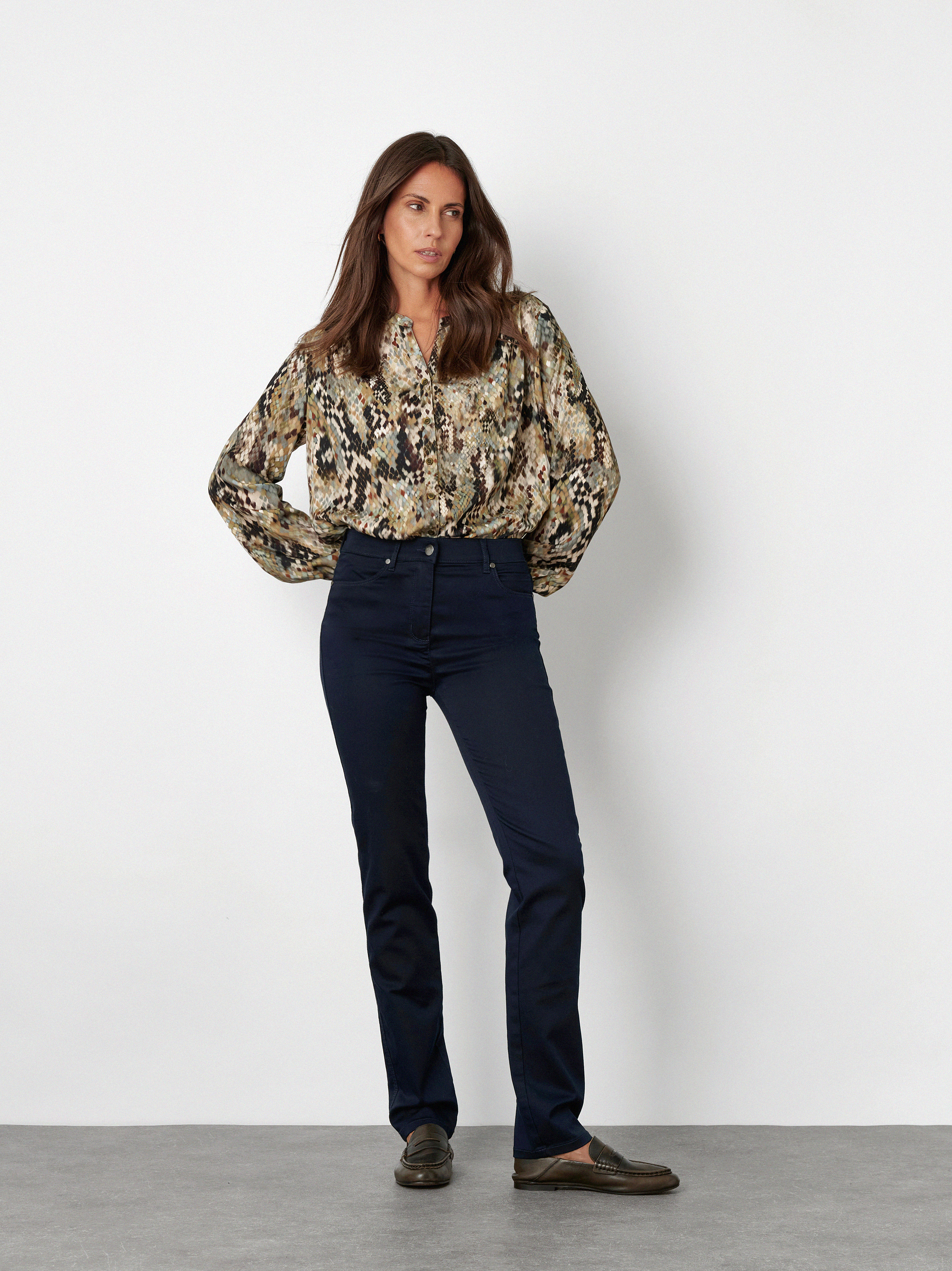Womens trousers Be Loved in dark blue, high-waist pants, outfit view worn by model