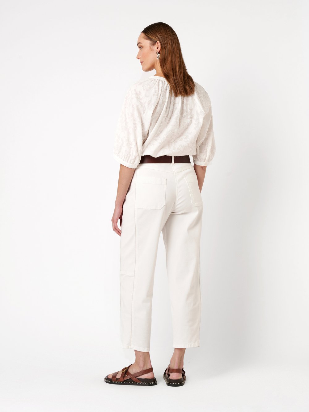 Damenjeans Liv Barrel in offwhite, Barrel-Fit Jeans mit doppelter Seitennaht, Rueckansicht am Model getragen