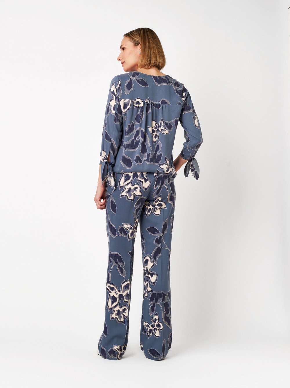 Damenhose Luisa Wide in blue, Feinfallende Hose mit Bluetenprint, Rueckansicht am Model getragen